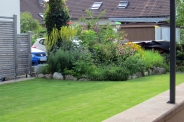 Garten mit Blumenbeet